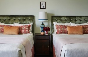 Lamp and flowers between two beds at our hotel in New Orleans